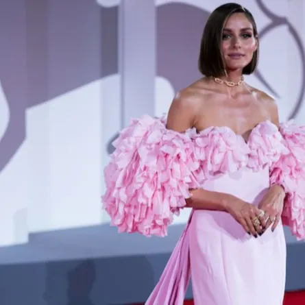 أوليفيا باليرمو بفستان باللون الزهري- الصورة خاصة بـ«سيدتي» تصوير: يوسف بوهوش