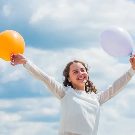 صورة لطفة نلعب في الهواء الطلق