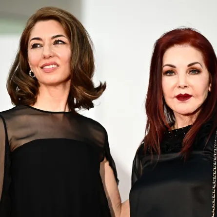 صوفيا كوبولا من اليسار وبريسيلا بريسلي (Sofia Coppola (L) and Priscilla Presley). مصدر الصورة: GABRIEL BOUYS / AFP