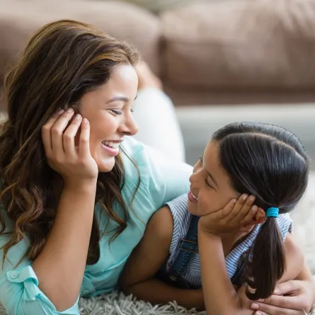 صورة لأم تحكي مع طفلتها