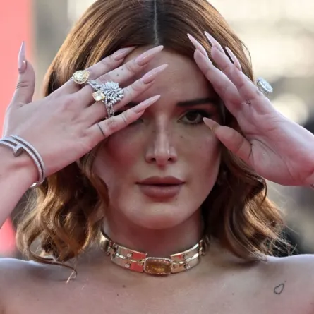مهرجان فينيسيا السينمائي 80، الممثلة الأميركية Bella Thorne (مصدر الصورة TIZIANA FABI/AFP via Getty Images)
