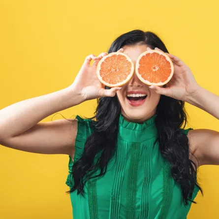 صورة لحامل تمسك بحبة البوملي