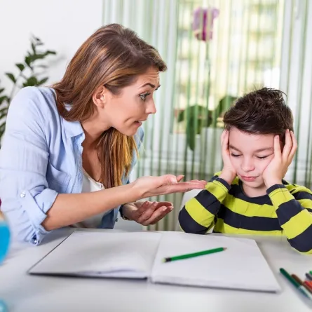 صورة لأم تحاول تعديل سلوك طفلها