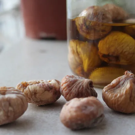 فوائد التين المجفف المنقوع بزيت الزيتون (المصدر: Shutterstock)