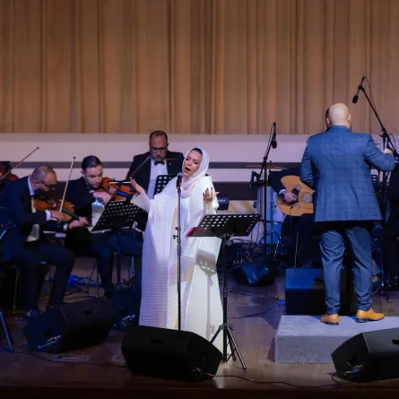 فنانة الأوبرا فاطمة الهاشمي تتألق بمكتبة محمد بن راشد