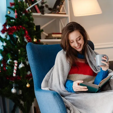 حامل تشرب كوباً من منقوع الزنجبيل