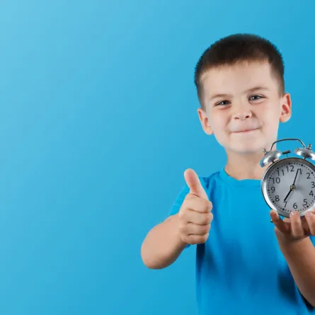 صورة تعبر عن اهتمام الطفل بالوقت