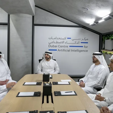 الشيخ حمدان بن محمد أثناء إطلاقه لمركز دبي لاستخدامات الذكاء الاصطناعي. الصورة من الحساب الرسمي للشيخ حمدان على منصة x 