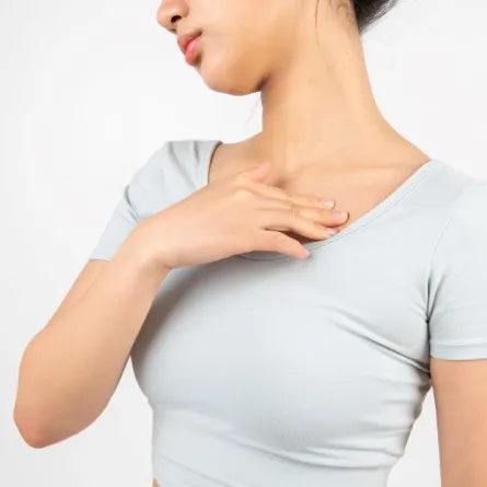 صورة لحامل لديها ألماً في صدرها 