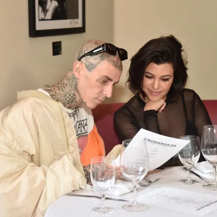 كورتني كارداشيان وترافيس باركر Travis Barker and Kourtney Kardashian (مصدر الصورة: Alberto E. Rodriguez / GETTY IMAGES NORTH AMERICA / Getty Images via AFP)