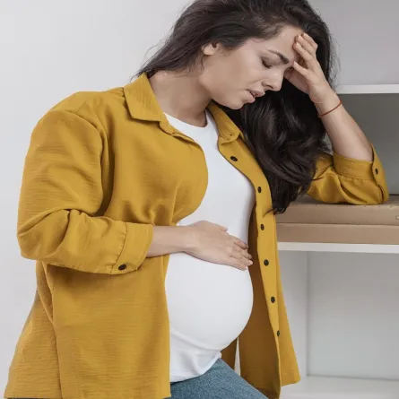 صورة لامرأة حامل تشعر بالتعب