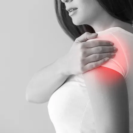 صورة لامراة تشعر بألم في الكتف