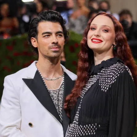 جو جوناس وصوفي تيرنر ( Joe Jonas and Sophie Turner). مصدر الصورة: Mike Coppola / GETTY IMAGES NORTH AMERICA / Getty Images via AFP)