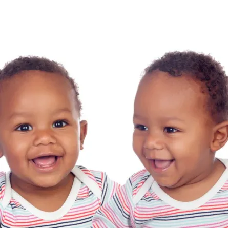 صورة لتوأمين متطابقين