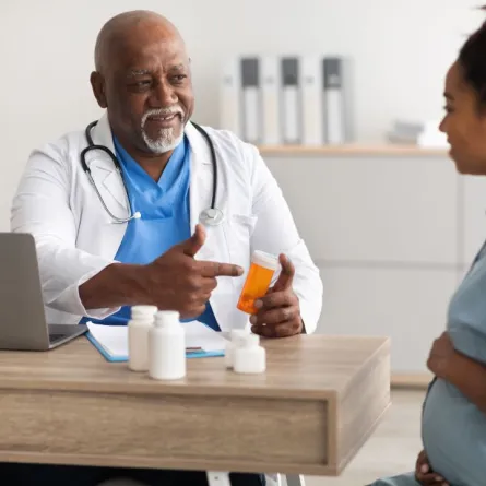 صورة لحامل تتابع حملها مع الطبيب