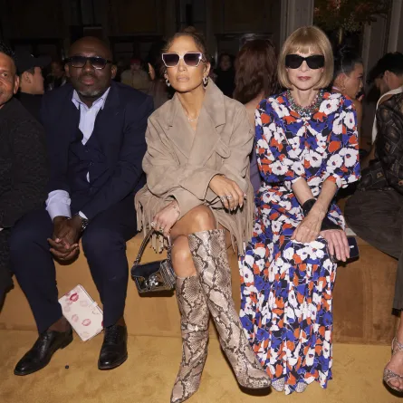 أنا ونتورAnna Wintour وجنيفر لوبيز Jennifer Lopez في عرض كوتش Coach spring summer 2024، مصدر الصورة: Launchmetrics/Spotlight ©