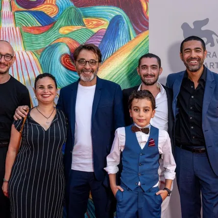 فريق عمل فيلم "وراء الجبل" أثناء العرض الخاص بمهرجان فينيسيا - الصورة من الحساب الرسمي لمهرجان البحر الأحمر السينمائي على إنستغرام