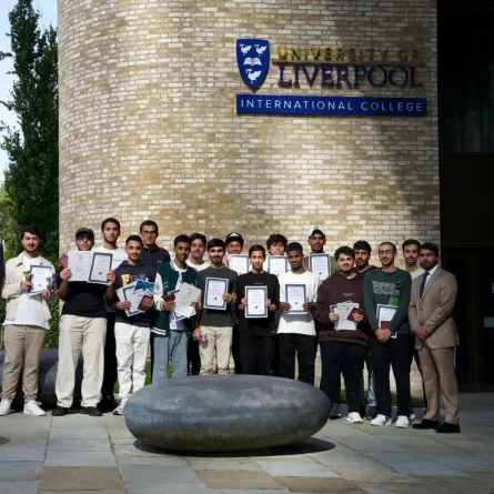 17 طالبا من أبناء موظفي شرطة دبي يختتمون البرنامج التعليمي المتقدم في ليفربول. الصورة من حساب شرطة دبي على منصة x