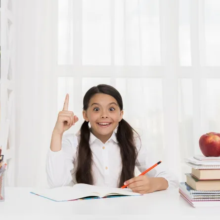 صورة لطفلة تقوم بعمل الواجب المدرسي
