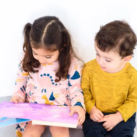 صورة لطفلين يقرآن