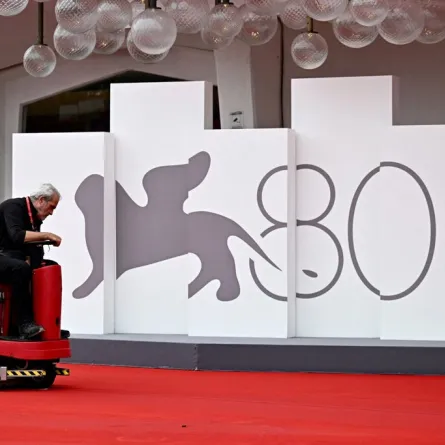 السجادة الحمراء الخاصة بمهرجان فينيسيا السينمائي لعام 2023 (مصدر الصورة: GABRIEL BOUYS / AFP)