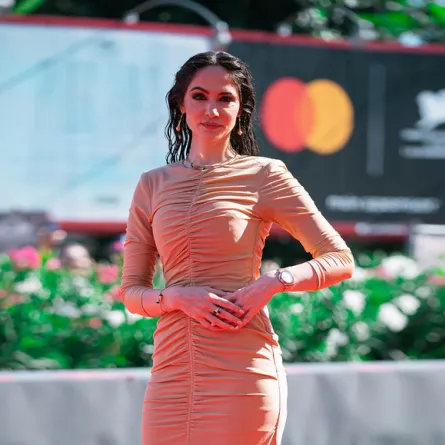 مهرجان فينيسيا السينمائي 80، النجمة السعودية سمية رضا، تصوير يوسف بوهوش