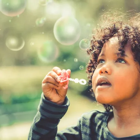 صورة لطفلة سعيدة تلعب وحدها