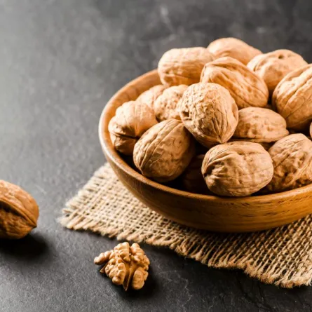 صورة لحبات من عين الجمل " الجوز"