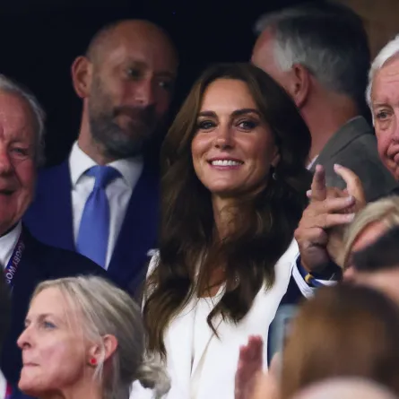 رئيس اتحاد الرغبي العالمي بيل بومونت (يسار) وكيت ميدلتون (في الوسط) (World Rugby Chairman Bill Beaumont (L) and Britain's Catherine). مصدر الصورة: CLEMENT MAHOUDEAU / AFP