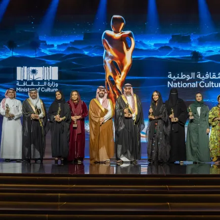 وزير الثقافة الأمير بدر بن عبدالله بن فرحان يتوسط الفائزين والفائزات بالجوائز الثقافية الوطنية في دورتها الثالثة