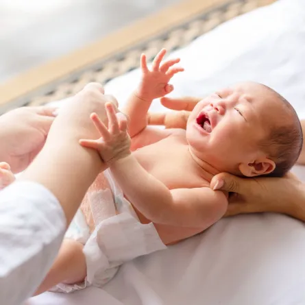 صورة رضيع يبكي