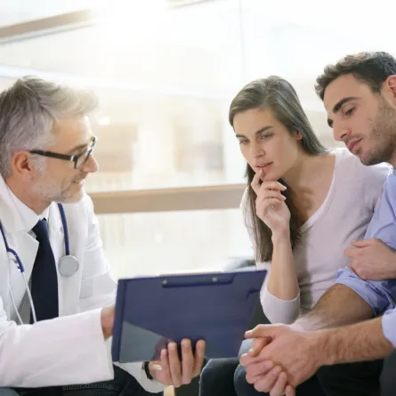 صورة لزوجين عند الطبيب