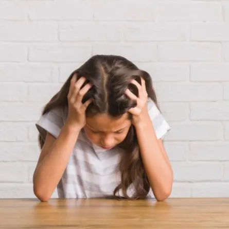 صورة تعبر عن طفلة لديها صعوبة في التركيز