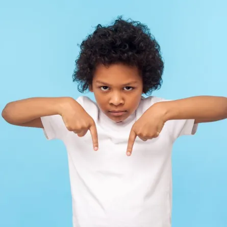 صورة لطفل تبدو عليه علامات الشقاوة