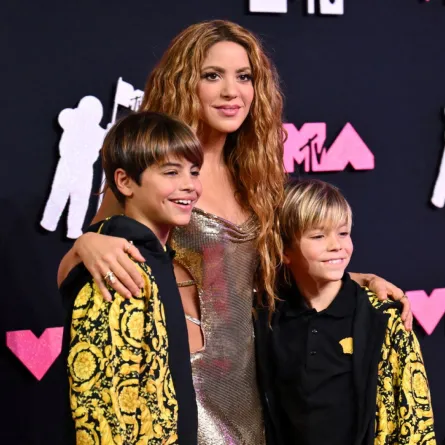 شاكيرا مع ابنيها (Shakira arrives with her kids). مصدر الصورة: ANGELA WEISS / AFP