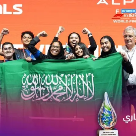 فريق أوريكس ممثل السعودية في سنغافورة يحتفل بفوزه بجائزة التفكير الابتكاري.  الصورة من الحساب الرسمي لـF1inschoolsKsa على منصة x