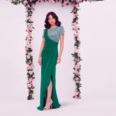 فساتين فاخرة باللون الأخضر لمناسبة اليوم الوطني السعودي من تاداشي شوجي Tadashi Shoji (الصورة من موقع Launchmetrics/Spotlight ©)