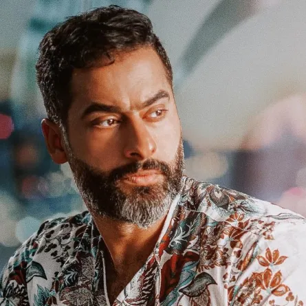 حسين المهدي  الصورة من  حسابه على الانستغرام