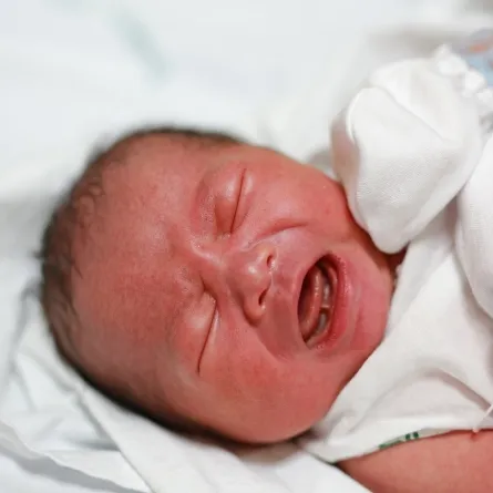 صورة لطفل رضيع يبكي