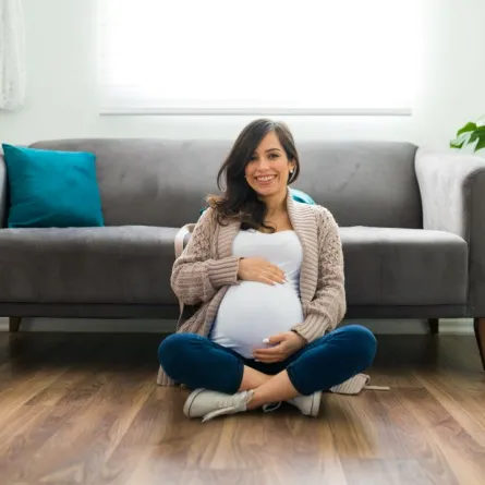 صورة تعبر عن علاقة خاصة مع الأم والجنين