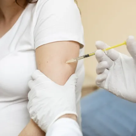 صورة لحامل تأخذ تطعيماً