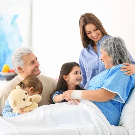 صورة لعائلة وزيارة لمريض