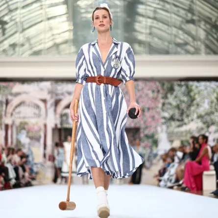 عارضة أزياء من أسبوع لندن للموضة. مصدر الصورة: HENRY NICHOLLS / AFP