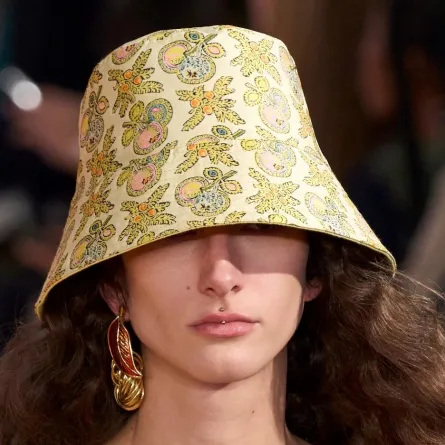 موديلات قبعات ملونة لنهاية صيف 2023 ..اعتمديها لإطلالة منعشة