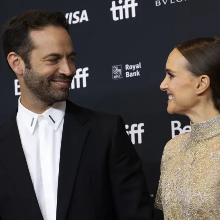 الممثلة نتالي بورتمان وزوجها المخرج بنجامين ميليبد -المصدر (VALERIE MACON/AFP)