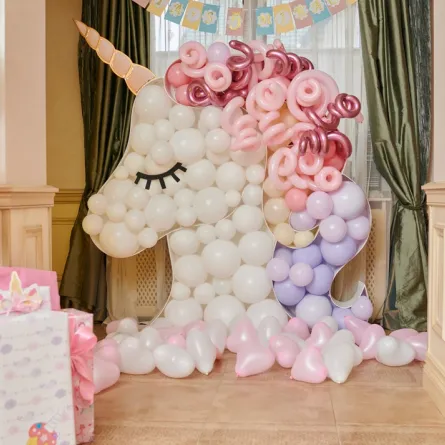 الاحتفاء بمولد أحد الأطفال في المنزل