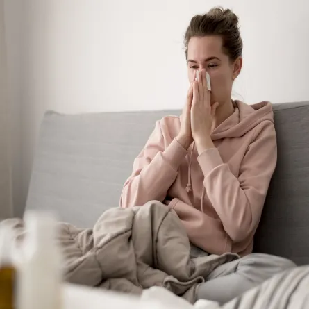 أسباب انسداد الأنف دون زكام عند النوم عديدة.. وبعضها يحتاج للتدخل الطبي (المصدر: Freepik)