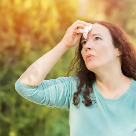 صورة امرأة تتعرق