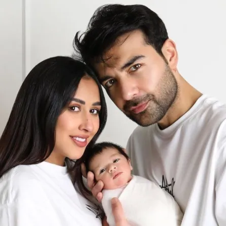 فرح الهادي برفقة زوجها عقيل الرئيسي وطفلهما آدم- (مصدر الصورة: انستغرام فرح الهادي farah_alhady)