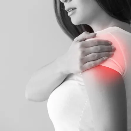 صورة لامرأة تشعر بألم في كتفها